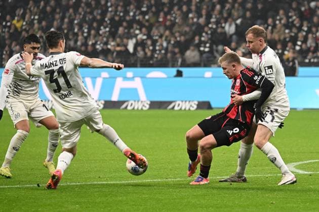 09 11 2025, xjhx, Soccer 1 Bundesliga, Eintracht Frankfurt 1 FSV Mainz 05 v l Dominik Kohr FSV Mainz 05 Jonathan Jonny Burkardt Eintracht Frankfurt Lennard Maloney FSV Mainz 05 Zweikampf, Aktion, action, battle for the ball DFL DFB REGULATIONS PROHIBIT ANY USE OF PHOTOGRAPHS as IMAGE SEQUENCES and or QUASI VIDEO Frankfurt am Main