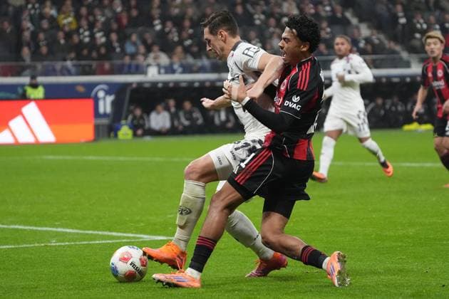 Dominik Kohr 1 FSV Mainz 05, 31 hits Nathaniel Brown Eintracht Frankfurt, 21 the arm in the face Frankfurt 09 11 2025 Eintracht Frankfurt vs 1 FSV Mainz 05, Deutsche Bank Park, 10 Matchday Bundesliga