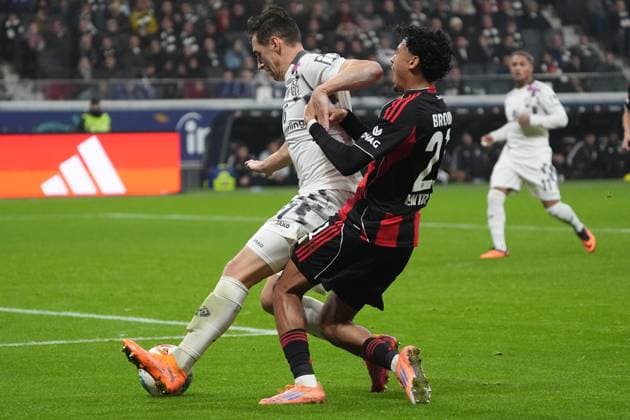 Dominik Kohr 1 FSV Mainz 05, 31 hits Nathaniel Brown Eintracht Frankfurt, 21 the arm in the face Frankfurt 09 11 2025 Eintracht Frankfurt vs 1 FSV Mainz 05, Deutsche Bank Park, 10 Matchday Bundesliga