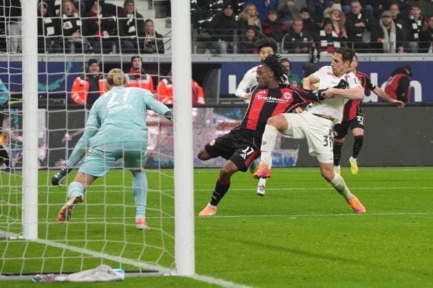 Dominik Kohr 1 FSV Mainz 05, 31 holds Elye Wahi Eintracht Frankfurt, 17 , but there is no penalty Frankfurt 09 11 2025 Eintracht Frankfurt vs 1 FSV Mainz 05, Deutsche Bank Park, 10 Matchday Bundesliga