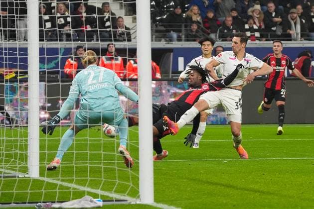 Dominik Kohr 1 FSV Mainz 05, 31 holds Elye Wahi Eintracht Frankfurt, 17 , but there is no penalty Frankfurt 09 11 2025 Eintracht Frankfurt vs 1 FSV Mainz 05, Deutsche Bank Park, 10 Matchday Bundesliga