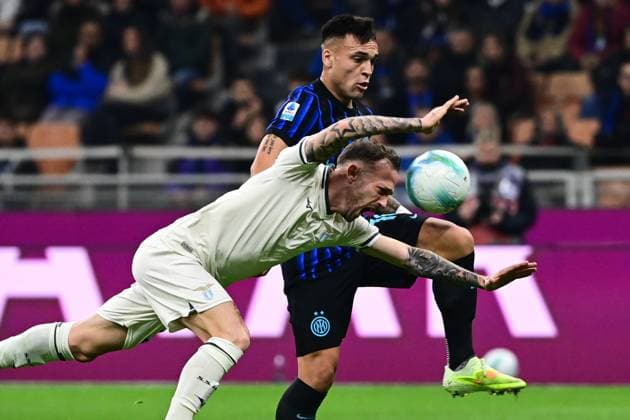 Inter Milan v Lazio - Serie A MILAN, ITALY - NOVEMBER 9: Lautaro Martinez of Inter Milan fights for the ball with Manuel Lazzari of Lazio during the Italian Serie A football match Inter Milan vs Lazio at San Siro Stadium in Milan, Italy on November 9, 2025 Piero Cruciatti Anadolu Milan Italy. Editorial use only. Please get in touch for any other usage.  Copyright: x2025xAnadoluxPieroxCruciattix