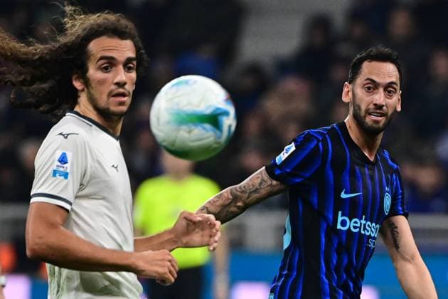 Inter Milan v Lazio - Serie A MILAN, ITALY - NOVEMBER 9: Matteo Guendouzi of Lazio fights for the ball with Hakan Calhanoglu of Inter Milan during the Italian Serie A football match Inter Milan vs Lazio at San Siro Stadium in Milan, Italy on November 9, 2025 Piero Cruciatti Anadolu Milan Italy. Editorial use only. Please get in touch for any other usage.  Copyright: x2025xAnadoluxPieroxCruciattix