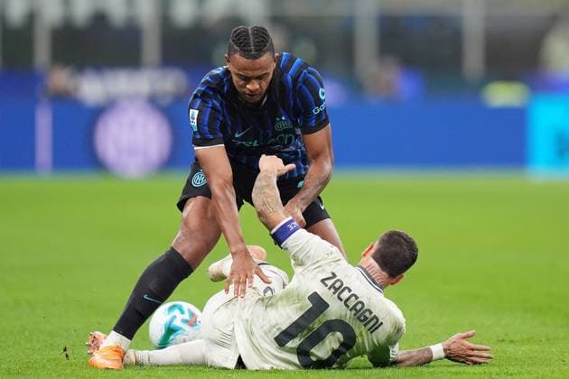 Inter Milan s Manuel Akanji fights for the ball with Lazio s Mattia Zaccagni during the Serie A soccer match between Inter and Lazio at the San Siro Stadium in Milan , north Italy - Sunday , November 09 , 2025. - Soccer .  Copyright: xSpada LaPressex