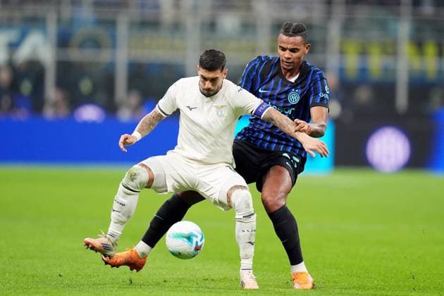 Inter Milan s Manuel Akanji fights for the ball with Lazio s Mattia Zaccagni during the Serie A soccer match between Inter and Lazio at the San Siro Stadium in Milan , north Italy - Sunday , November 09 , 2025. - Soccer .  Copyright: xSpada LaPressex
