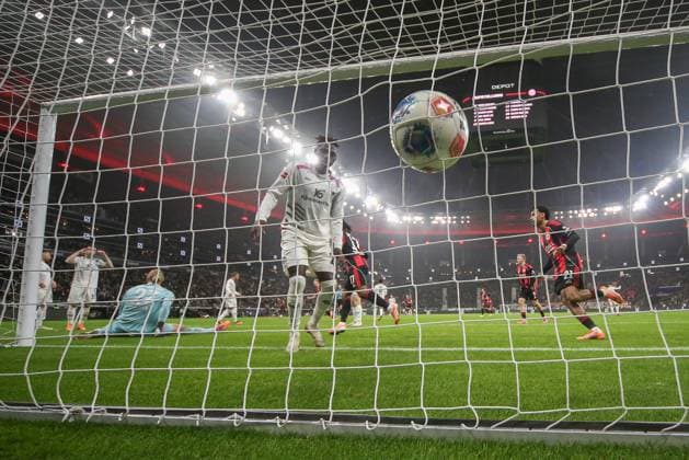 Soccer 1 Bundesliga Eintracht Frankfurt 1 FSV Mainz 05 on 09 11 2025 at Deutsche Bank Park in Frankfurt Ritsu Doan Frankfurt 20 scores the goal against goalkeeper Robin Zentner Mainz 27 to make it 1 - 0 MH