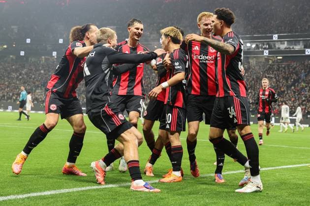Soccer 1 Bundesliga Eintracht Frankfurt 1 FSV Mainz 05 on 09 11 2025 at Deutsche Bank Park in Frankfurt Cheering, goal celebration, goal scorer, goal scorer Ritsu Doan Frankfurt 20 cheers with the team after his goal for 1 to 0 MH