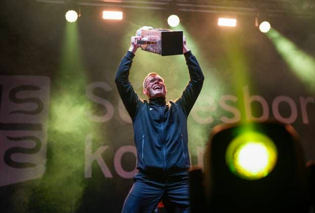 SÖLVESBORG, SWEDEN 20251109 Mjällbys Jacob Bergström lifts the Swedish Championship trophy on stage during the municipalitys official celebration in Sölvesborg SÖLVESBORG SWEDEN x9200x  Copyright: xBjörnxLarssonxRosvall TTx MJÄLLBY SM-GULD