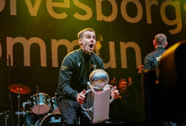 SÖLVESBORG, SWEDEN 20251109 Mjällby team captain Jesper Gustafsson lifts the Swedish Championship trophy during the municipality s official celebration in Sölvesborg on Sunday evening SÖLVESBORG SWEDEN x9200x  Copyright: xBjörnxLarssonxRosvall TTx MJÄLLBY SM GOLD