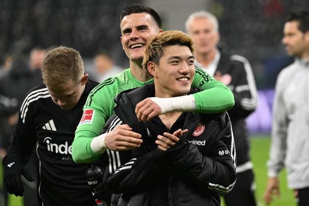 09 11 2025, xjhx, Soccer 1 Bundesliga, Eintracht Frankfurt 1 FSV Mainz 05 v l jubilation, joy about the victory Ritsu Doan Eintracht Frankfurt Michael Zetterer Eintracht Frankfurt DFL DFB REGULATIONS PROHIBIT ANY USE OF PHOTOGRAPHS as IMAGE SEQUENCES and or QUASI VIDEO Frankfurt am Main