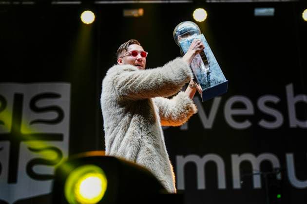 SÖLVESBORG, SWEDEN 20251109 Mjällbys goalkeeper Noel Törnqvist with the Swedish Championship trophy during the municipalitys official celebration in Sölvesborg on Sunday evening SÖLVESBORG SWEDEN x9200x  Copyright: xBjörnxLarssonxRosvall TTx MJÄLLBY SM-GULD