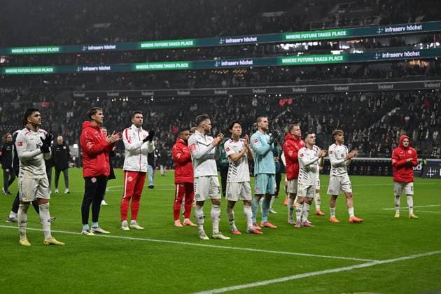 09 11 2025, xpsx, Soccer 1 Bundesliga, Eintracht Frankfurt 1 FSV Mainz 05 v l Mainz players Disappointed, sad, frustrated DFL DFB REGULATIONS PROHIBIT ANY USE OF PHOTOGRAPHS as IMAGE SEQUENCES and or QUASI VIDEO Frankfurt am Main