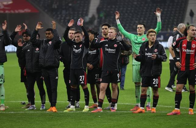 09 11 2025, Bundesliga, Eintracht Frankfurt 1 FSV Mainz 05, v l , Ansgar Knauff Eintracht Frankfurt , Mario Götze Eintracht Frankfurt , Jonathan Burkardt Eintracht Frankfurt , Timothy Chandler Eintracht Frankfurt , Ritsu Doan Eintracht Frankfurt celebrate with the fans DFL DFB REGULATIONS PROHIBIT ANY USE OF PHOTOGRAPHS AS IMAGE SEQUENCES AND OR QUASI VIDEO xdcx Copyright: HMBxMedia Claus