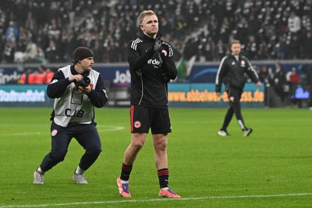 09 11 2025, xpsx, Soccer 1 Bundesliga, Eintracht Frankfurt 1 FSV Mainz 05 v l Jonathan Jonny Burkardt Eintracht Frankfurt thanks the Mainz fans DFL DFB REGULATIONS PROHIBIT ANY USE OF PHOTOGRAPHS as IMAGE SEQUENCES and or QUASI VIDEO Frankfurt am Main