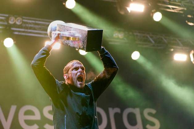 SÖLVESBORG, SWEDEN 20251109 Mjällbys Tom Pettersson with the Swedish Championship trophy during the municipalitys official celebration in Sölvesborg on Sunday evening SÖLVESBORG SWEDEN x9200x  Copyright: xBjörnxLarssonxRosvall TTx MJÄLLBY SM-GULD
