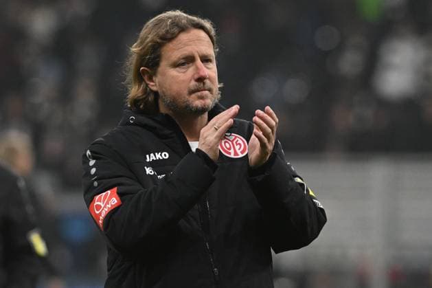 09 11 2025, xpsx, Soccer 1 Bundesliga, Eintracht Frankfurt 1 FSV Mainz 05 v l Coach Bo Henriksen FSV Mainz 05 Disappointed, sad, frustrated DFLB DFB REGULATIONS PROHIBIT ANY USE OF PHOTOGRAPHS as IMAGE SEQUENCES and or QUASI VIDEO Frankfurt am Main