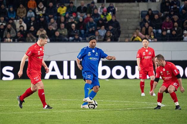 Lucerne, Switzerland, November 9th 2025 Ronaldinho (Brazil) in action during the Jogo Dos Famosos match between Ronaldinho and Friends and Swiss Legends at Swissporarena, Lucerne, Switzerland. (Priscila Bütler SPP) Copyright: xPriscilaxBütlerx xSPPx Sportspressphoto_SPR59994