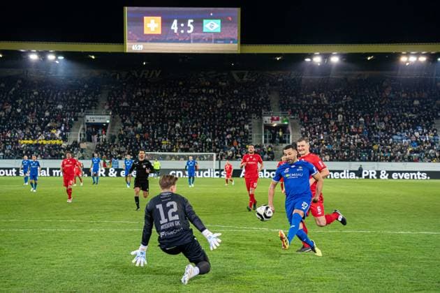 Lucerne, Switzerland, November 9th 2025 Andre Santos (Brazil) scoring goal during the Jogo Dos Famosos match between Ronaldinho and Friends and Swiss Legends at Swissporarena, Lucerne, Switzerland. (Priscila Bütler SPP) Copyright: xPriscilaxBütlerx xSPPx spp-en-PrBSp-20251109_SPP_PriscilaButler_22
