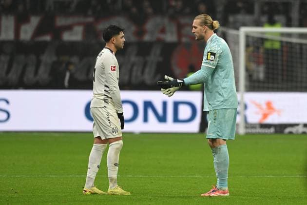 09 11 2025, xpsx, Soccer 1 Bundesliga, Eintracht Frankfurt 1 FSV Mainz 05 v l Nadim Amiri FSV Mainz 05 Robin Zentner FSV Mainz 05 Disappointed, sad, frustrated DFLB DFB REGULATIONS PROHIBIT ANY USE OF PHOTOGRAPHS as IMAGE SEQUENCES and or QUASI VIDEO Frankfurt am Main