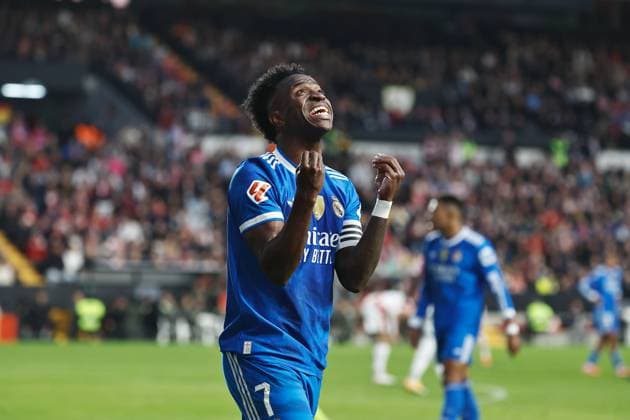 Vinicius Junior (Real), NOVEMBER 9, 2025 - Football Soccer : Vinicius was displeased that the contact play was not called a foul during Spanish LaLiga EA Sports match between Rayo Vallecano de Madrid - Ral Madrid CF at the Estadio de Vallecas in Madrid, Spain. Noxthirdxpartyxsales  aflo_309916593