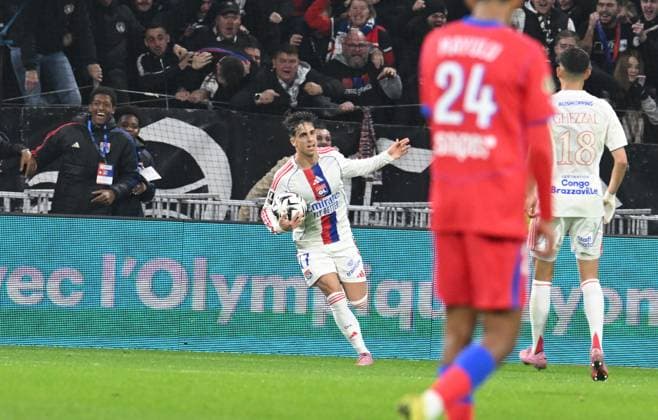 Football : Olympique Lyonnais v Paris Saint Germain PSG -French ligue 1 Afonso Moreira of Lyon during the French ligue 1 match between Olympique Lyonnais and Paris Saint Germain PSG at Groupama Stadium Decines Charpieu Lyon on November 09 2025 , France  Copyright: xALLILI_MOURADx