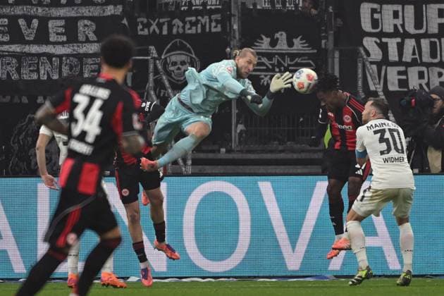 09 11 2025, xpsx, Fussball 1 Bundesliga, Eintracht Frankfurt 1 FSV Mainz 05 v l Robin Zentner FSV Mainz 05 Elye Wahi Eintracht Frankfurt Zweikampf, Aktion, action, battle for the ball DFL DFB REGULATIONS PROHIBIT ANY USE OF PHOTOGRAPHS as IMAGE SEQUENCES and or QUASI VIDEO Frankfurt am Main