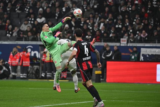 09 11 2025, xpsx, Soccer 1 Bundesliga, Eintracht Frankfurt 1 FSV Mainz 05 v l Michael Zetterer Eintracht Frankfurt DFL DFB REGULATIONS PROHIBIT ANY USE OF PHOTOGRAPHS as IMAGE SEQUENCES and or QUASI VIDEO Frankfurt am Main