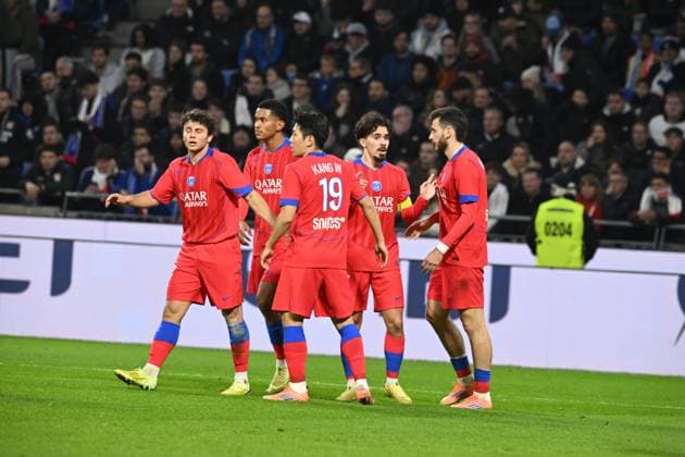 Football : Olympique Lyonnais v Paris Saint Germain PSG -French ligue 1 Khvicha Kvaratskhelia of PSG during the French ligue 1 match between Olympique Lyonnais and Paris Saint Germain PSG at Groupama Stadium Decines Charpieu Lyon on November 09 2025 , France  Copyright: xALLILI_MOURADx