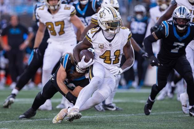 November 9, 2025: New Orleans Saints running back Alvin Kamara (41) runs the ball against the Carolina Panthers during the second half of the NFL, American Football Herren, USA matchup in Charlotte, NC. ( CSM) Charlotte United States - ZUMAc04_ 20251109_zma_c04_098 Copyright: xScottxKinserx