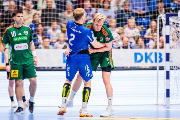 v l Lukas Hutecek TBV Lemgo Lippe, 02 , Marian Michalczik TSV Hannover Burgdorf, 22 GER, TBV Lemgo Lippe vs TSV Hannover Burgdorf, Handball, 1 Bundesliga, 11 Matchday, Season 2025 2026, 09 11 2025 GER, TBV Lemgo Lippe vs TSV Hannover Burgdorf, Handball, 1 Bundesliga, 11 Matchday, Season 2025 2026, 09 11 2025 Lemgo Copyright: xEibner-Pressefoto JanxRollingerx EP_JSK