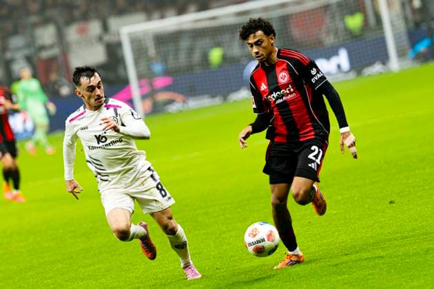 Bundesliga Eintracht Frankfurt v FSV Mainz Nathaniel Brown of Eintracht Frankfurt battle for the ball againstPaul Nebel of 1.FSV Mainz 05 during the Bundesliga Matchday 10 game between Eintracht Frankfurt and 1. FSV Mainz 05 at Deutsche Bank Park in Frankfurt, Germany. (Photo by Kadir Caliskan Middle East Images) Frankfurt Hesse Germany Copyright: xKadirxCaliskanx