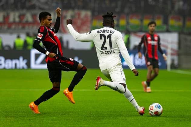 Bundesliga Eintracht Frankfurt v FSV Mainz Danny da Costa of 1.FSV Mainz 05 battle for the ball against Ansgar Knauff of Eintracht Frankfurt during the Bundesliga Matchday 10 game between Eintracht Frankfurt and 1. FSV Mainz 05 at Deutsche Bank Park in Frankfurt, Germany. (Photo by Kadir Caliskan Middle East Images) Frankfurt Hesse Germany Copyright: xKadirxCaliskanx