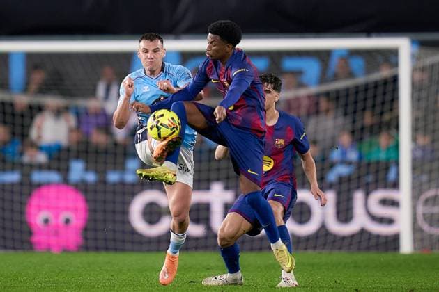 ESP: RC Celta - FC Barcelona, Barca Liga match 2025-2026, Date 12 Alejandro Balde of FC Barcelona and Ferran Jutgla of RC Celta during the La Liga match 2025-2026, date 12 between RC Celta and FC Barcelona played at Abanca Balaidos Stadium on November 09, 2025 in Vigo, Spain. kpng Copyright: xPedroxOMinax xPRESSINx PM_251109_CEL_BAR_015