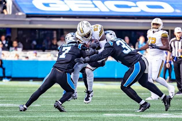 November 9, 2025, Charlotte, North Carolina, U.S: October 12, 2025, Charlotte, North Carolina, USA: New Orleans Saints tight end Treyton Welch (82) is sandwiched between Carolina Panthers safety Tre von Moehrig (7) and Carolina Panthers linebacker Trevin Wallace (32) during the second half of the game at Bank of America Stadium. The New Orleans Saints went on to win 17 to 7 over the Carolina Panthers. Charlotte U.S - ZUMAw123 20251109_fap_w123_034 Copyright: xJasonxWallex