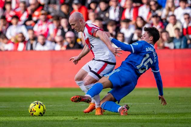 Rayo Vallecano vs Real Madrid - LaLiga EA Sports Isi Palazon of Rayo Vallecano (L) is in action with the ball defended by Arda Guler of Real Madrid (R) during the LaLiga EA Sports football match between Rayo Vallecano and Real Madrid at Estadio Vallecas on November 09, 2025 in Madrid, Spain. Madrid Estadio Vallecas Madrid Spain Copyright: xAlbertoxGardinx AGardin_20251109_Foot_Liga_Rayo_ReaMad_0236