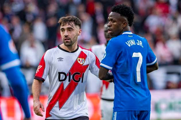 Rayo Vallecano vs Real Madrid - LaLiga EA Sports Vinicius Junior of Real Madrid (R) is seen against Unai Lopez of Rayo Vallecano (L) during the LaLiga EA Sports football match between Rayo Vallecano and Real Madrid at Estadio Vallecas on November 09, 2025 in Madrid, Spain. Madrid Estadio Vallecas Madrid Spain Copyright: xAlbertoxGardinx AGardin_20251109_Foot_Liga_Rayo_ReaMad_0393