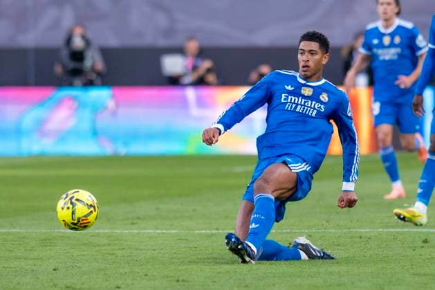November 9, 2025, Madrid, Madrid, Spain: JUDE BELLINGHAM of Real Madrid CF pases the ball during the LaLiga EA Sports match between RAYO VALLECANO DE MADRID Vs. REAL MADRID CF at Estadio de Vallecas on November 09, 2025 in Madrid, Spain. Madrid Spain - ZUMAc312 20251109_zsp_c312_249 Copyright: xOscarxManuelxSanchezx