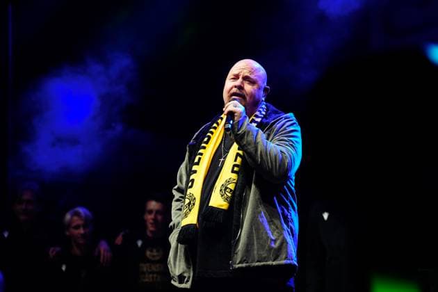 SÖLVESBORG, SWEDEN 20251109 Anders Bagge performs during the tribute to Mjällby at the municipalitys official celebration in Sölvesborg to mark the clubs Swedish Championship gold SÖLVESBORG SWEDEN x9200x  Copyright: xBjörnxLarssonxRosvall TTx MJÄLLBY SM-GULD