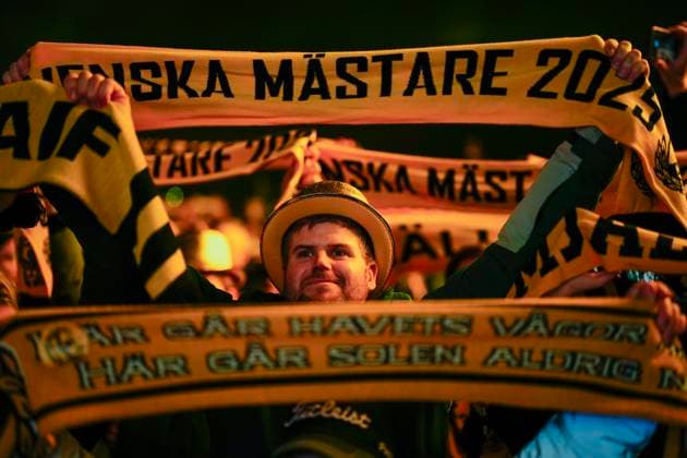 SÖLVESBORG, SWEDEN 20251109 The audience applauds the Mjällby players during the municipality s official celebration in Sölvesborg on Sunday evening to mark the club s Swedish Championship gold medal in football SÖLVESBORG SWEDEN x9200x  Copyright: xBjörnxLarssonxRosvall TTx MJÄLLBY SM GOLD