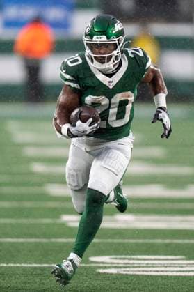 New York Jets running back Breece Hall (20) runs with the ball for a touchdown during an NFL, American Football Herren, USA football game against the Cleveland Browns, Sunday, Nov. 9, 2025, in East Rutherford, NJ. ( Cal Media) East Rutherford United States of America - ZUMAc04_ 20251109_zma_c04_105 Copyright: xChristopherxSzagolax