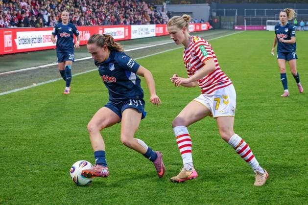 09 11 2025, xsscx, Frauen Fussball, 1 FC Koeln TSG 1899 Hoffenheim, 1 Fuï¬ball Bundesliga, 10 Spieltag, Franz Kremer Stadion, Saison 2025 2026 Marie Steiner TSG Hoffenheim 19 im Zweikampf gegen Anna Lena Stolze 1 FC Koeln 07 DFB regulations prohibit any use of photographs as image sequences and or quasi video Nordrhein Westfalen Germany