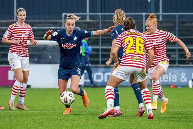 09 11 2025, xsscx, Frauen Fussball, 1 FC Koeln TSG 1899 Hoffenheim, 1 Fuï¬ball Bundesliga, 10 Spieltag, Franz Kremer Stadion, Saison 2025 2026 Vanessa Diehm TSG Hoffenheim 6 im Zweikampf gegen Martyna Wiankowska 1 FC Koeln 26 DFB regulations prohibit any use of photographs as image sequences and or quasi video Nordrhein Westfalen Germany