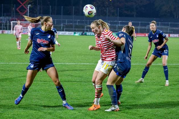 09 11 2025, xsscx, Frauen Fussball, 1 FC Koeln TSG 1899 Hoffenheim, 1 Fuï¬ball Bundesliga, 10 Spieltag, Franz Kremer Stadion, Saison 2025 2026 Pauline Bremer 1 FC Koeln 11 im Zweikampf gegen Jamilla Rankin TSG Hoffenheim 5 DFB regulations prohibit any use of photographs as image sequences and or quasi video Nordrhein Westfalen Germany