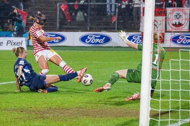 09 11 2025, xsscx, Frauen Fussball, 1 FC Koeln TSG 1899 Hoffenheim, 1 Fuï¬ball Bundesliga, 10 Spieltag, Franz Kremer Stadion, Saison 2025 2026 Laura Gloning TSG Hoffenheim 20 in duel against Vanessa Leimenstoll 1 FC Koeln 29 and Laura Dick TSG Hoffenheim 1 DFB regulations prohibit any use of photographs as image sequences and or quasi video Nordrhein Westfalen Germany