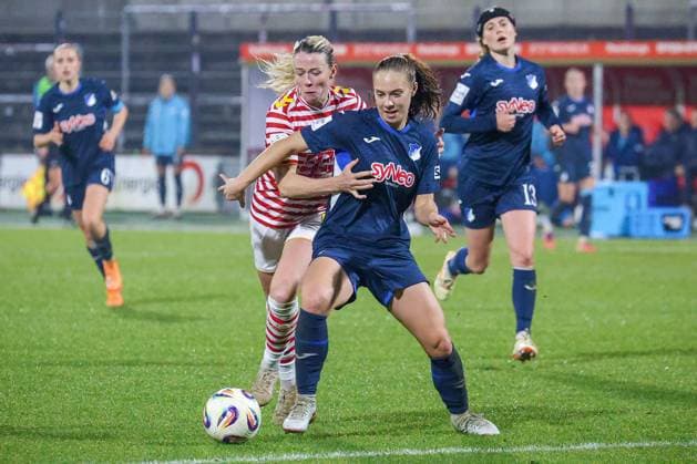 09 11 2025, xsscx, Frauen Fussball, 1 FC Koeln TSG 1899 Hoffenheim, 1 Fuï¬ball Bundesliga, 10 Spieltag, Franz Kremer Stadion, Saison 2025 2026 Sandra Jessen 1 FC Koeln 06 im Zweikampf gegen Jamilla Rankin TSG Hoffenheim 5 DFB regulations prohibit any use of photographs as image sequences and or quasi video Nordrhein Westfalen Germany