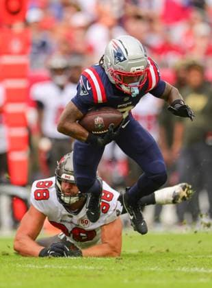 November 9, 2025, Tampa, Florida, USA: New England Patriots wide receiver STEFON DIGGS (8) is tackled by Tampa Bay Buccaneers linebacker ANTHONY NELSON (98) at the National Football League Week 10 game between the New England Patriots and the Tampa Bay Buccaneers, New England Patriots win 28-23, at Raymond James Stadium. Tampa USA - ZUMAs335 20251109_znp_s335_021 Copyright: xMatthewxSmithx