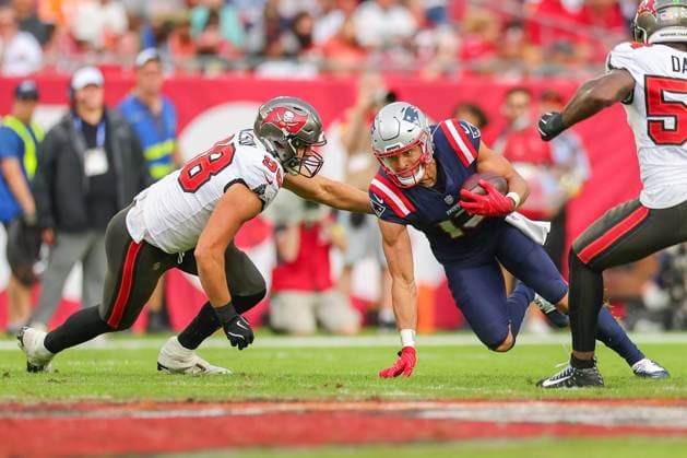 November 9, 2025, Tampa, Florida, USA: New England Patriots wide receiver MACK HOLLINS (13) gets stopped by Tampa Bay Buccaneers linebacker ANTHONY NELSON (98) at the National Football League Week 10 game between the New England Patriots and the Tampa Bay Buccaneers, New England Patriots win 28-23, at Raymond James Stadium. Tampa USA - ZUMAs335 20251109_znp_s335_023 Copyright: xMatthewxSmithx