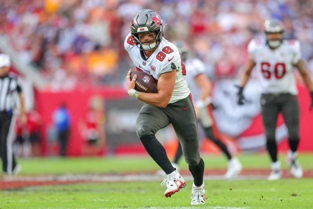 November 9, 2025, Tampa, Florida, USA: Tampa Bay Buccaneers tight end CADE OTTON (88) runs the ball down field at the National Football League Week 10 game between the New England Patriots and the Tampa Bay Buccaneers, New England Patriots win 28-23, at Raymond James Stadium. Tampa USA - ZUMAs335 20251109_znp_s335_028 Copyright: xMatthewxSmithx