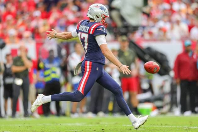 November 9, 2025, Tampa, Florida, USA: New England Patriots punter BRYCE BARINGER (17) punts the ball down field during a fourth down at the National Football League Week 10 game between the New England Patriots and the Tampa Bay Buccaneers, New England Patriots win 28-23, at Raymond James Stadium. Tampa USA - ZUMAs335 20251109_znp_s335_030 Copyright: xMatthewxSmithx