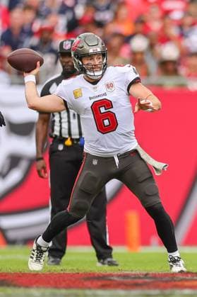 November 9, 2025, Tampa, Florida, USA: Tampa Bay Buccaneers quarterback BAKER MAYFIELD (6) looks to throw a pass down field at the National Football League Week 10 game between the New England Patriots and the Tampa Bay Buccaneers, New England Patriots win 28-23, at Raymond James Stadium. Tampa USA - ZUMAs335 20251109_znp_s335_009 Copyright: xMatthewxSmithx